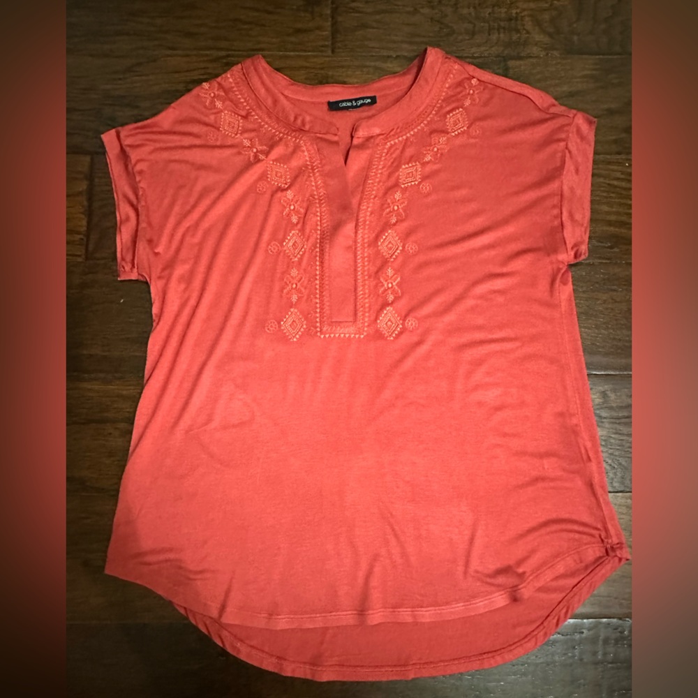 Ladies cable and guage top. Rust color. Size small